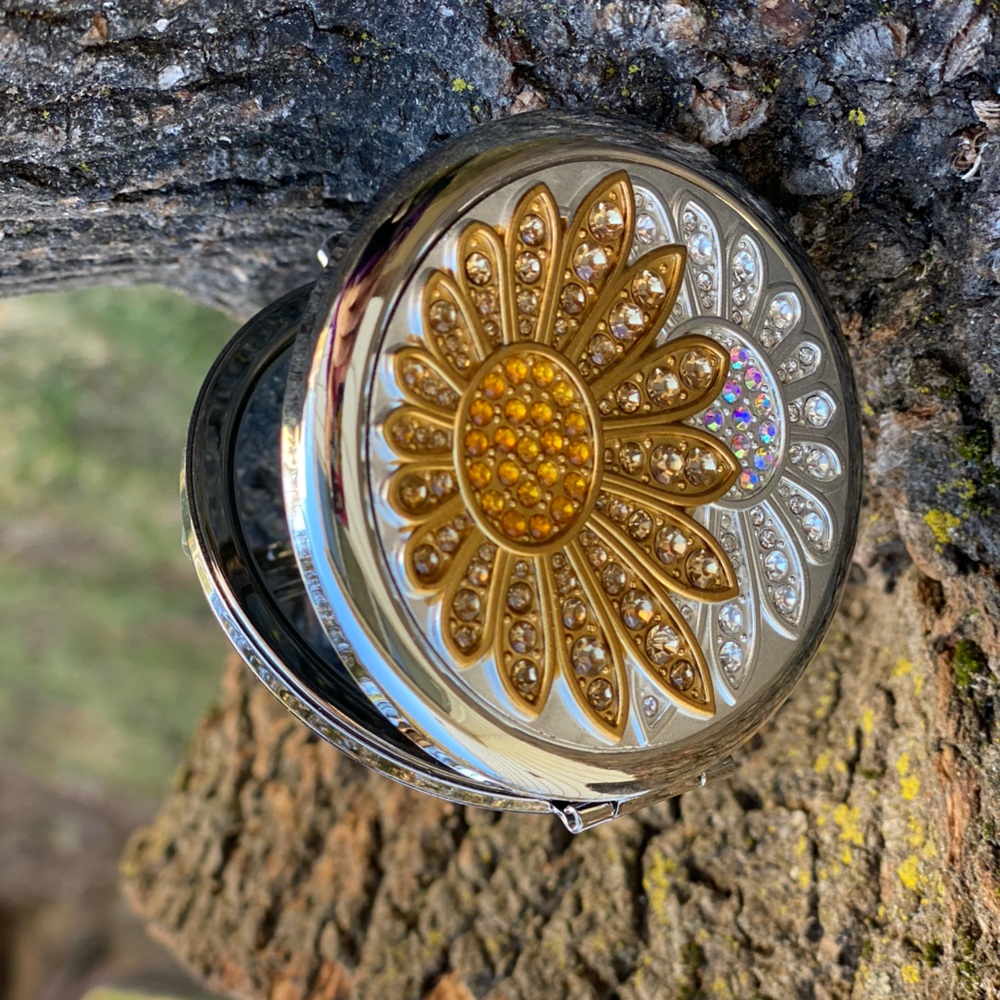 Elegant Gold Compact Mirror with Crystal Accents